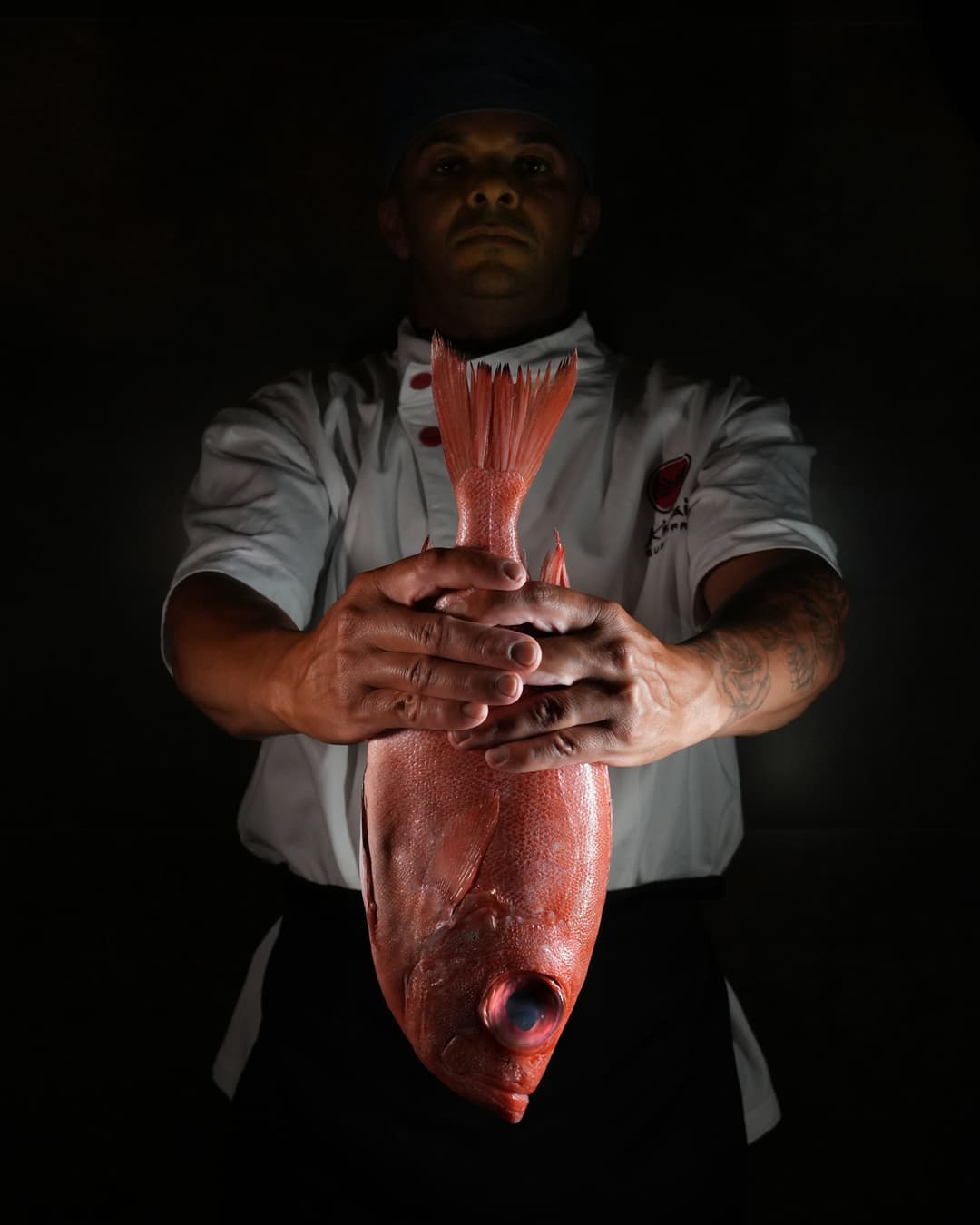 Chef Kinpai segurando peixe